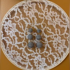 🤍 black and white striped dangle earrings 🖤